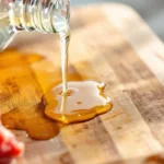 descubra por que borrifar vinagre na tábua de cortar é o truque essencial para preparar a carne com mais higiene e sabor.